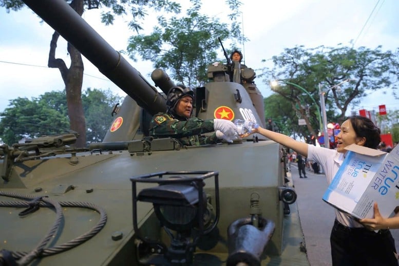 'Trạm tiếp sức yêu thương' của TH xuyên suốt những ngày đêm hợp luyện, tổng hợp luyện, sơ duyệt, tổng duyệt, cho đến tận trưa ngày Quốc khánh. Ảnh: TH. 'Trạm tiếp sức yêu thương' của TH xuyên suốt những ngày đêm hợp luyện, tổng hợp luyện, sơ duyệt, tổng duyệt, cho đến tận trưa ngày Quốc khánh. Ảnh: TH.