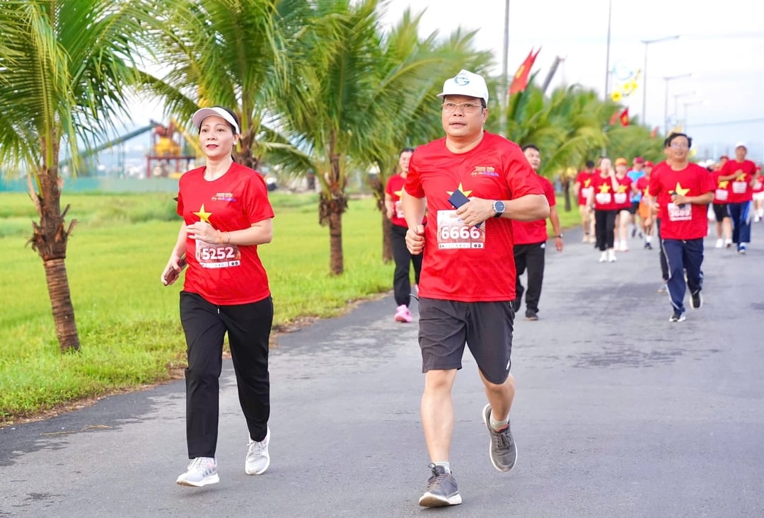 Trong quá trình tham dự, một phần kinh phí thông qua nhận BiB đã được Ban Tổ chức đóng góp vào quỹ và trao quà hỗ trợ học sinh nghèo. Trong quá trình tham dự, một phần kinh phí thông qua nhận BiB đã được Ban Tổ chức đóng góp vào quỹ và trao quà hỗ trợ học sinh nghèo.