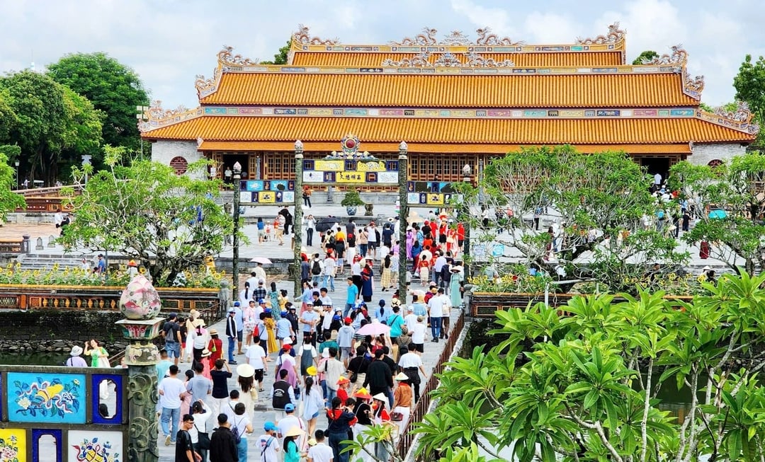 Du khách tham quan Đại nội Huế trong ngày 2/9. Theo Sở Du lịch TP Huế, tổng lượng du khách đến thành phố ước đạt 196.000 lượt (tăng 50,8% so với cùng dịp lễ 2/9/2024), doanh thu từ dịch vụ du lịch ước đạt 310 tỷ đồng (tăng 134.8% so với cùng kỳ). Du khách tham quan Đại nội Huế trong ngày 2/9. Theo Sở Du lịch TP Huế, tổng lượng du khách đến thành phố ước đạt 196.000 lượt (tăng 50,8% so với cùng dịp lễ 2/9/2024), doanh thu từ dịch vụ du lịch ước đạt 310 tỷ đồng (tăng 134.8% so với cùng kỳ).