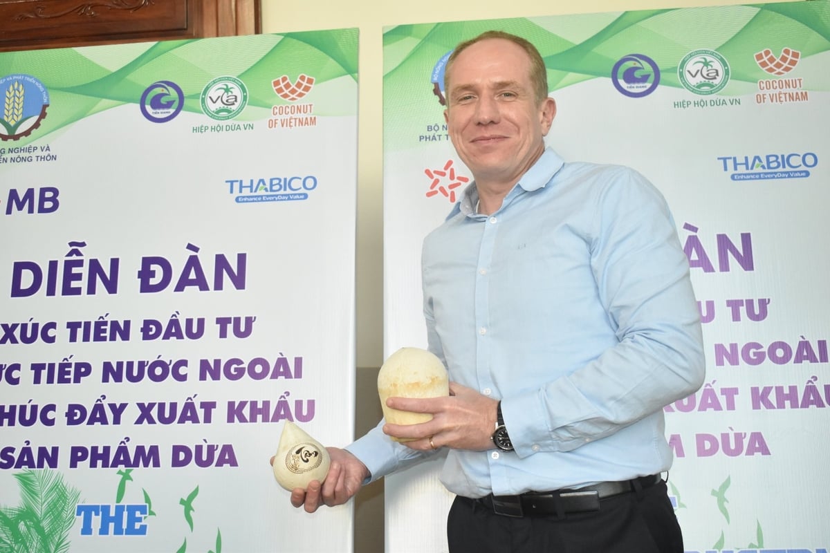 Đại biểu quốc tế đến Việt Nam tìm hiểu ngành dừa trong khuôn khổ diễn đàn thúc đẩy tiêu thụ sản phẩm dừa được tổ chức tại tỉnh Tiền Giang cũ năm 2024. Ảnh: Minh Đảm. Đại biểu quốc tế đến Việt Nam tìm hiểu ngành dừa trong khuôn khổ diễn đàn thúc đẩy tiêu thụ sản phẩm dừa được tổ chức tại tỉnh Tiền Giang cũ năm 2024. Ảnh: Minh Đảm.