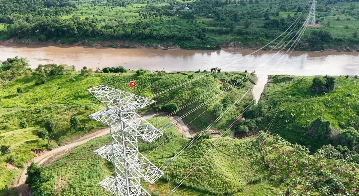 Sau hơn 6 tháng thi công thần tốc, tuyến đường dây truyền tải 220kV từ nhà máy điện gió Savan 1 trên lãnh thổ Lào đã được hoàn thành. Ảnh: T&T Group. Sau hơn 6 tháng thi công thần tốc, tuyến đường dây truyền tải 220kV từ nhà máy điện gió Savan 1 trên lãnh thổ Lào đã được hoàn thành. Ảnh: T&T Group.