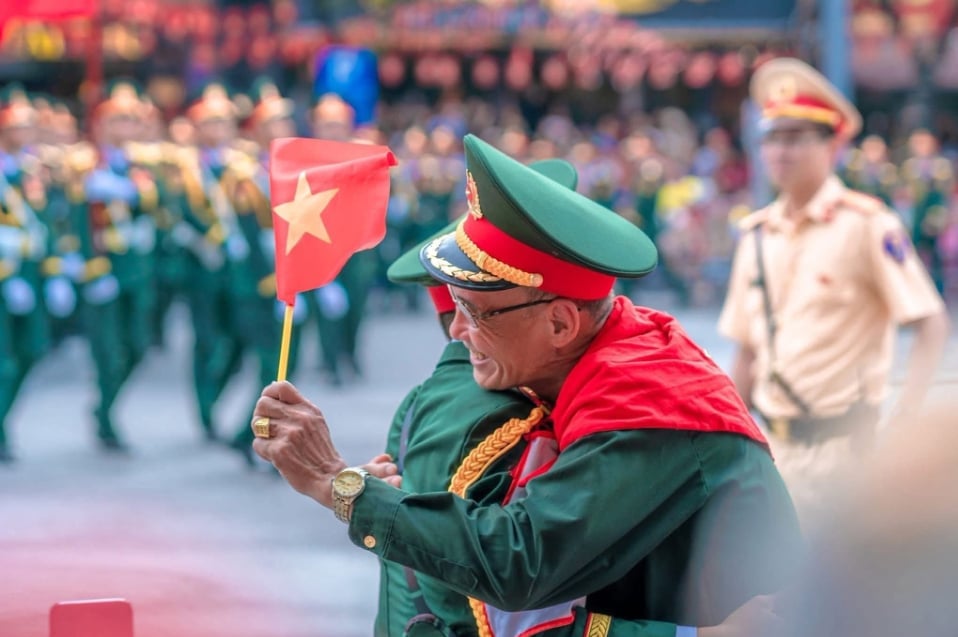 Cái ôm trao gửi sứ mệnh giữ gìn độc lập của thế hệ cha anh cho thế hệ hôm nay. Ảnh: QĐND. Cái ôm trao gửi sứ mệnh giữ gìn độc lập của thế hệ cha anh cho thế hệ hôm nay. Ảnh: QĐND.