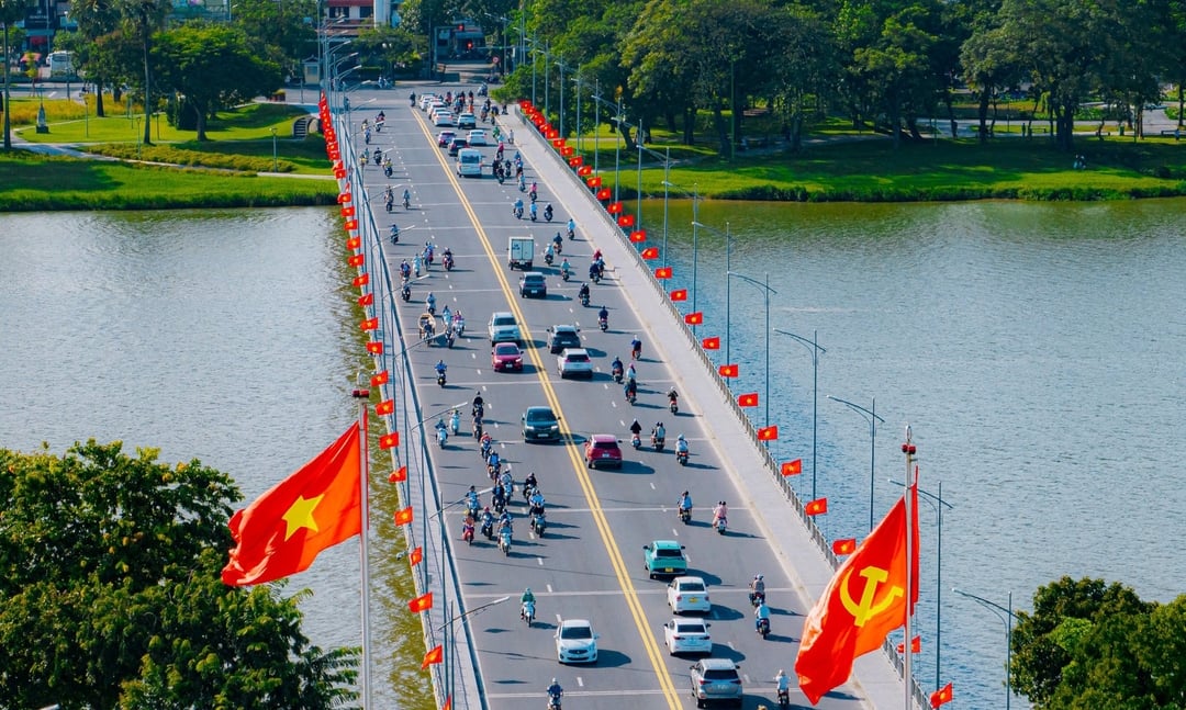 Khắp các cây cầu bắc qua sông Hương rực rỡ sắc đỏ của quốc kỳ tung bay trong gió. Khắp các cây cầu bắc qua sông Hương rực rỡ sắc đỏ của quốc kỳ tung bay trong gió.