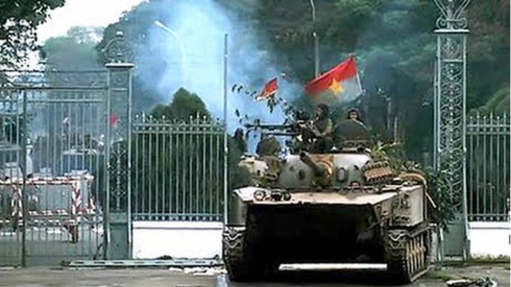 Xe tăng Quân Giải phóng tiến vào Dinh Độc Lập ngày 30/4/1975. Ảnh chụp lại từ phim tư liệu của Điện ảnh QĐND. Xe tăng Quân Giải phóng tiến vào Dinh Độc Lập ngày 30/4/1975. Ảnh chụp lại từ phim tư liệu của Điện ảnh QĐND.