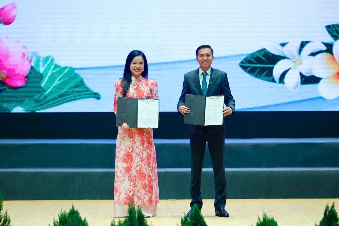 Bà Nguyễn Thị Thanh Bình, Phó Tổng Giám đốc T&T Group (bên trái) khẳng định, việc đầu tư Nhà máy điện gió Savan 1 và liên kết với lưới truyền tải quốc gia có ý nghĩa quan trọng. Ảnh: T&T Group. Bà Nguyễn Thị Thanh Bình, Phó Tổng Giám đốc T&T Group (bên trái) khẳng định, việc đầu tư Nhà máy điện gió Savan 1 và liên kết với lưới truyền tải quốc gia có ý nghĩa quan trọng. Ảnh: T&T Group.