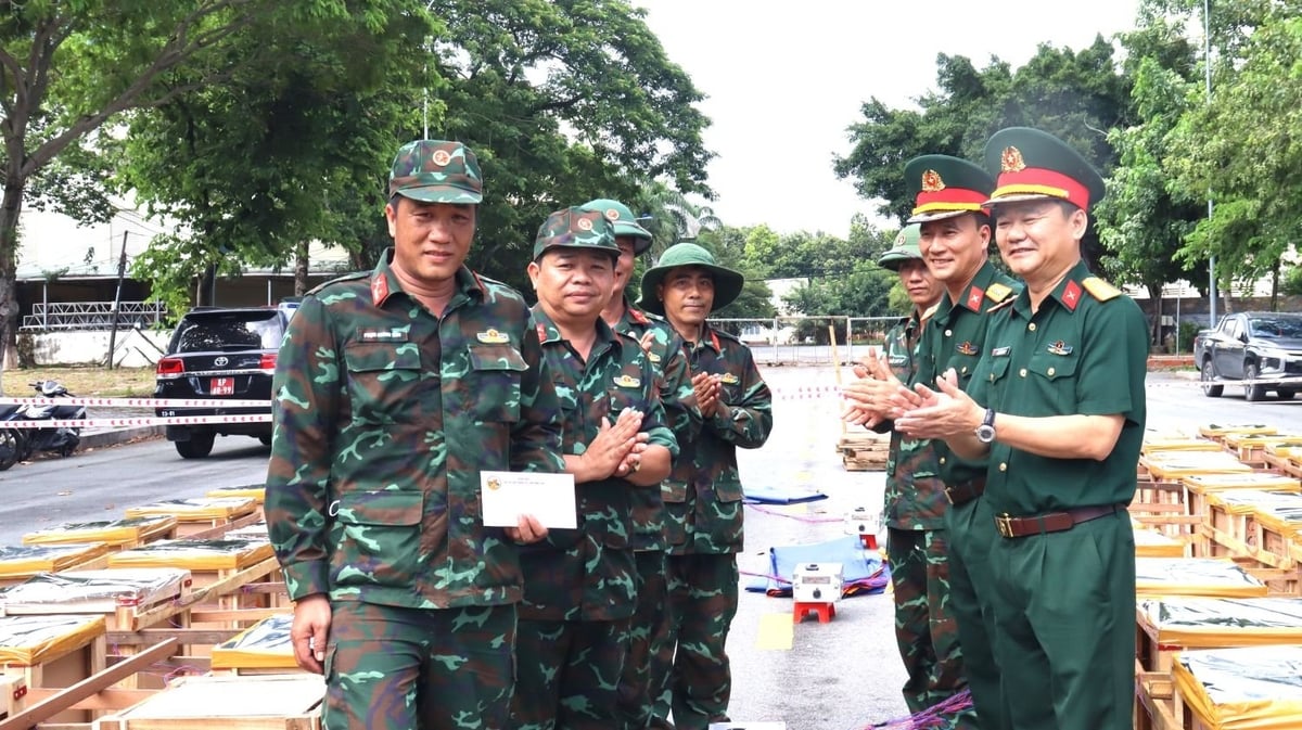 Lãnh đạo Bộ Chỉ huy quân sự tỉnh Đồng Nai kiểm tra, động viên, tặng quà cho cán bộ, chiến sĩ. Ảnh: HP. Lãnh đạo Bộ Chỉ huy quân sự tỉnh Đồng Nai kiểm tra, động viên, tặng quà cho cán bộ, chiến sĩ. Ảnh: HP.