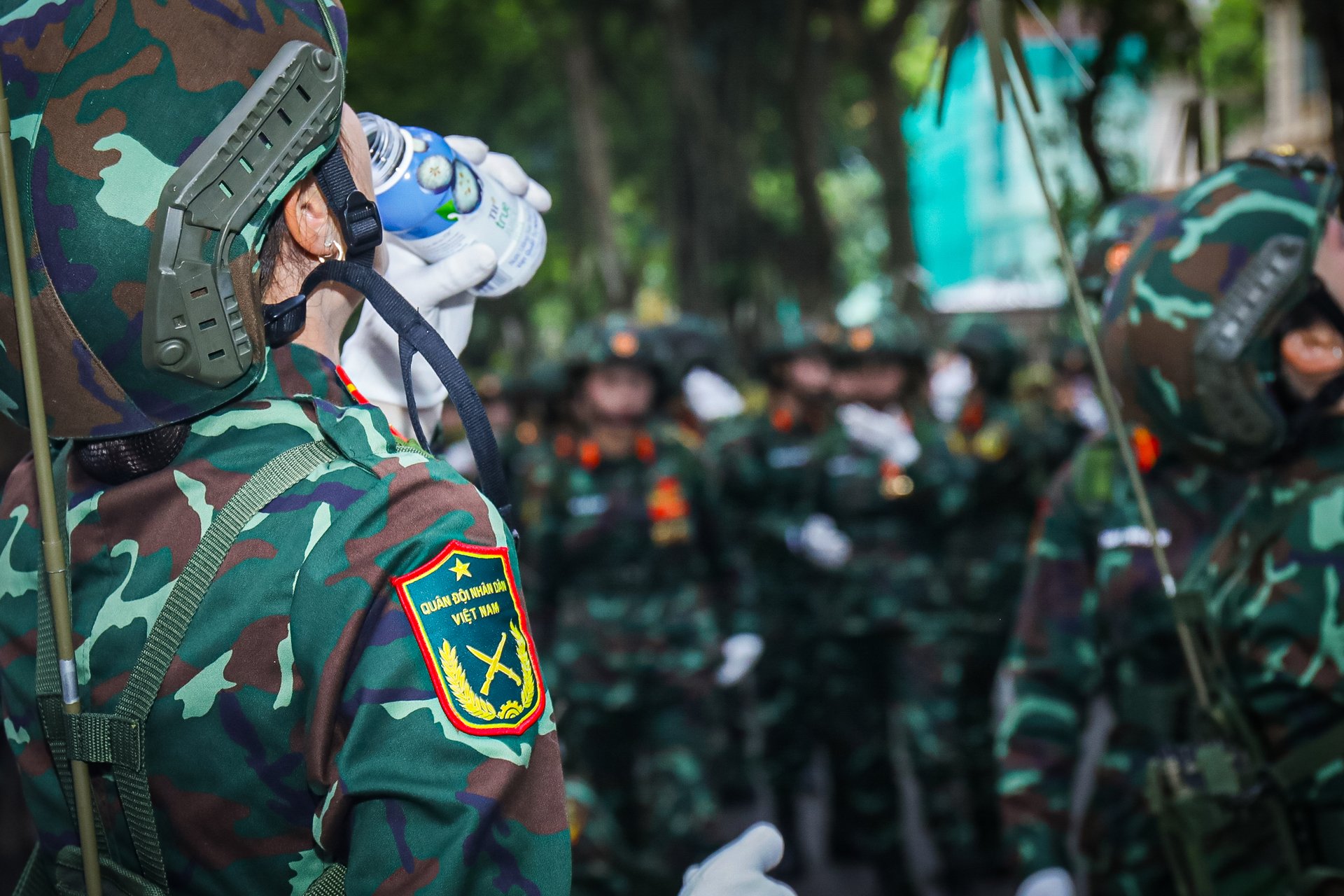 Người TH cũng túc trực tại các điểm chốt, trao tận tay từng hộp sữa, chai nước cho các chiến sĩ, lực lượng làm nhiệm vụ và đại biểu tham dự cùng người dân. Ảnh: TH. Người TH cũng túc trực tại các điểm chốt, trao tận tay từng hộp sữa, chai nước cho các chiến sĩ, lực lượng làm nhiệm vụ và đại biểu tham dự cùng người dân. Ảnh: TH.