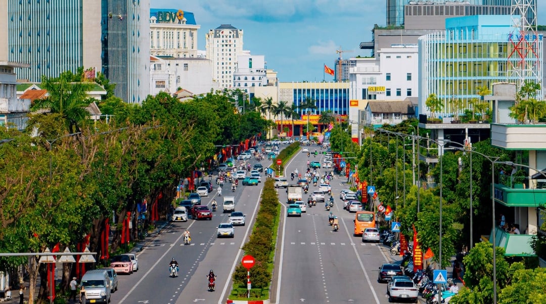 Các tuyến phố chính ở trung tâm TP Huế lộng lẫy cờ hoa, tạo nên khung cảnh thiêng liêng, giàu cảm xúc, kỳ vọng về một sự phát triển thịnh vượng cho vùng đất Cố đô trong thời gian tới. Các tuyến phố chính ở trung tâm TP Huế lộng lẫy cờ hoa, tạo nên khung cảnh thiêng liêng, giàu cảm xúc, kỳ vọng về một sự phát triển thịnh vượng cho vùng đất Cố đô trong thời gian tới.