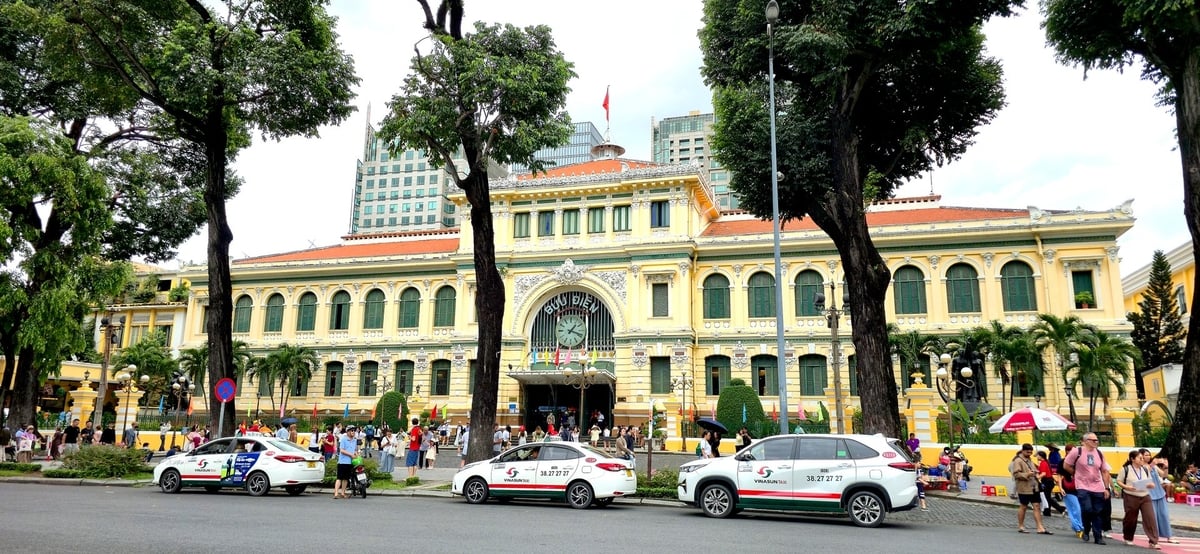 Các tour tham quan di tích lịch sử như Bưu điện thành phố, Dinh Độc Lập, Bảo tàng Chứng tích chiến tranh, hệ thống di tích Biệt động Sài Gòn tiếp tục hút khách, góp phần làm phong phú trải nghiệm văn hóa trong dịp lễ. Ảnh: Minh Sáng. Các tour tham quan di tích lịch sử như Bưu điện thành phố, Dinh Độc Lập, Bảo tàng Chứng tích chiến tranh, hệ thống di tích Biệt động Sài Gòn tiếp tục hút khách, góp phần làm phong phú trải nghiệm văn hóa trong dịp lễ. Ảnh: Minh Sáng.