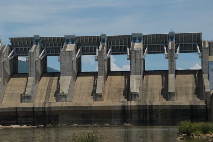 The non-overflow dam on the right side of the Dinh Binh reservoir. Photo: Tuan Anh.