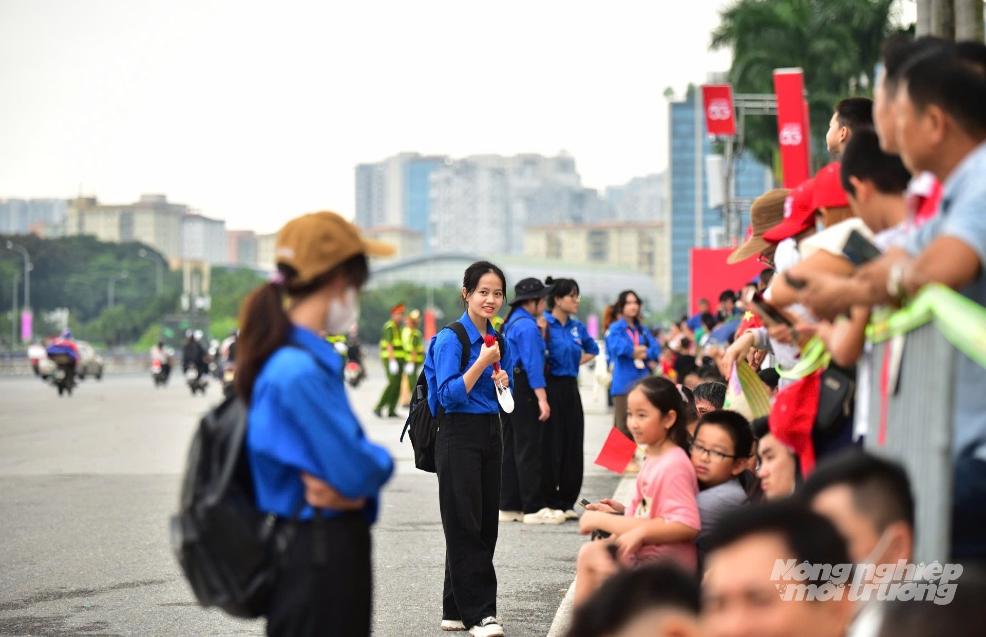 Đội hình nữ tình nguyện viên tươi cười, hướng dẫn và hỗ trợ người dân dọc tuyến đường Lê Quang Đạo. Ảnh: Tú Thành. Đội hình nữ tình nguyện viên tươi cười, hướng dẫn và hỗ trợ người dân dọc tuyến đường Lê Quang Đạo. Ảnh: Tú Thành.