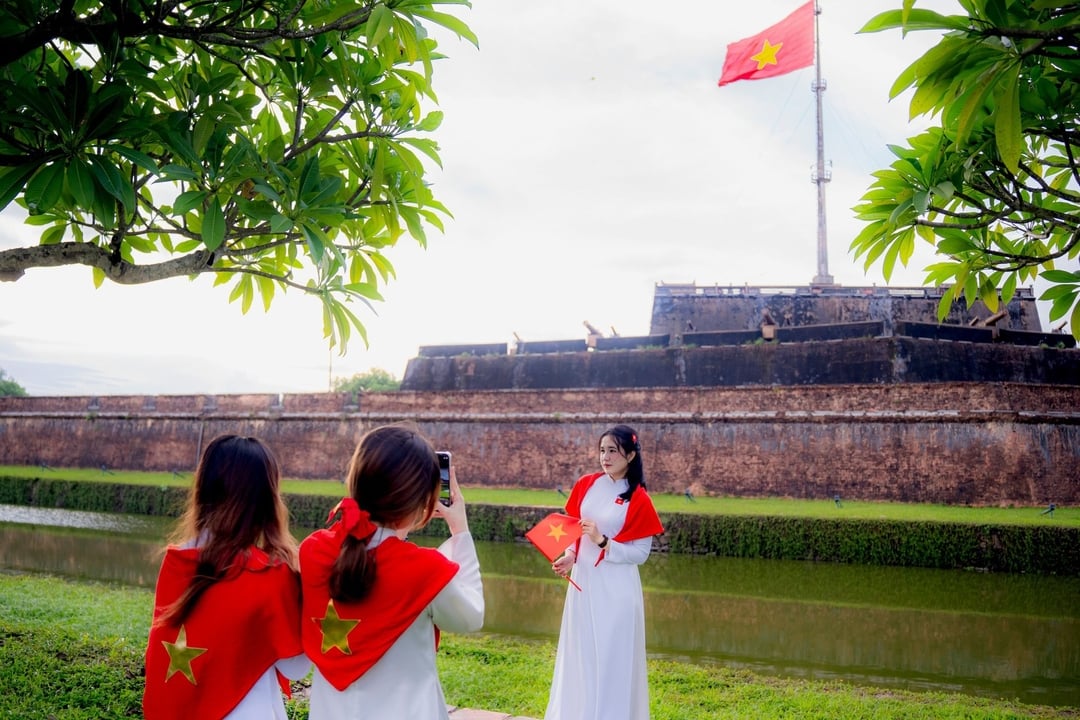 Kỳ nghĩ lễ năm nay, nhiều du khách đã chọn Huế làm điểm đến để tham quan, khám phá và trải nghiệm. Kỳ nghĩ lễ năm nay, nhiều du khách đã chọn Huế làm điểm đến để tham quan, khám phá và trải nghiệm.