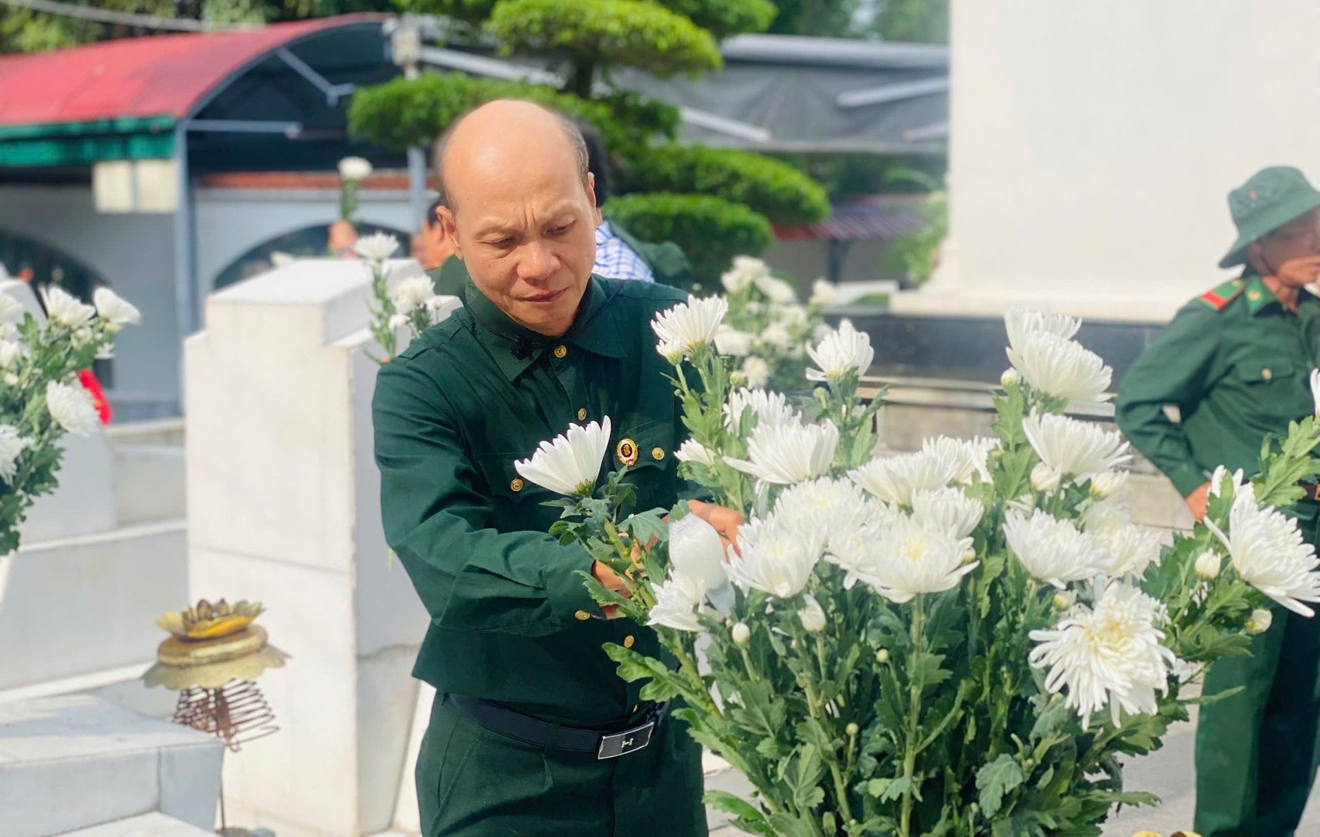 Những ngày này, rất nhiều cựu chiến binh, thanh niên xung phong về dâng hương tưởng niệm đồng đội tại Khu di tích Ngã ba Đồng Lộc. Những ngày này, rất nhiều cựu chiến binh, thanh niên xung phong về dâng hương tưởng niệm đồng đội tại Khu di tích Ngã ba Đồng Lộc.