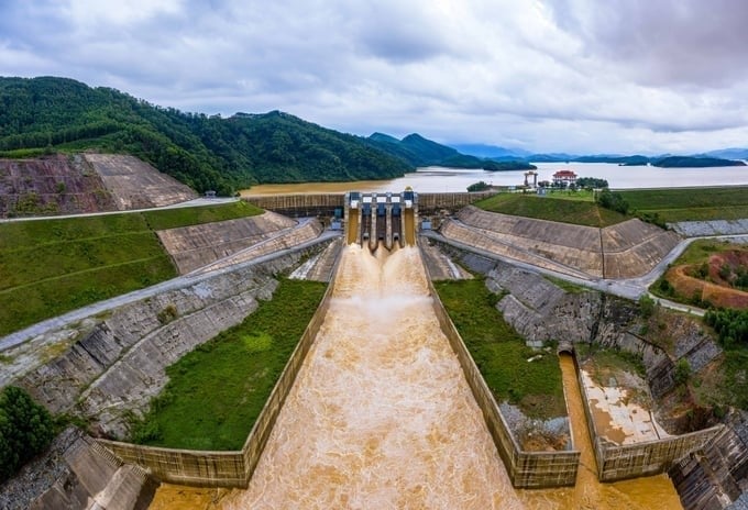 The Ta Trach reservoir during the flood season. Photo: Nguyễn Phong.
