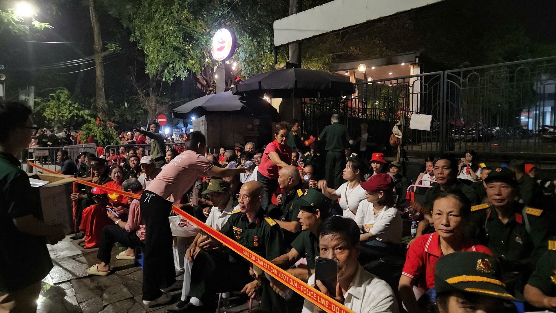 TH không chỉ tiếp sức cho các chiến sĩ, lực lượng làm nhiệm vụ mà còn gửi tặng tận tay các đại biểu và người dân tham dự. Ảnh: TH. TH không chỉ tiếp sức cho các chiến sĩ, lực lượng làm nhiệm vụ mà còn gửi tặng tận tay các đại biểu và người dân tham dự. Ảnh: TH.