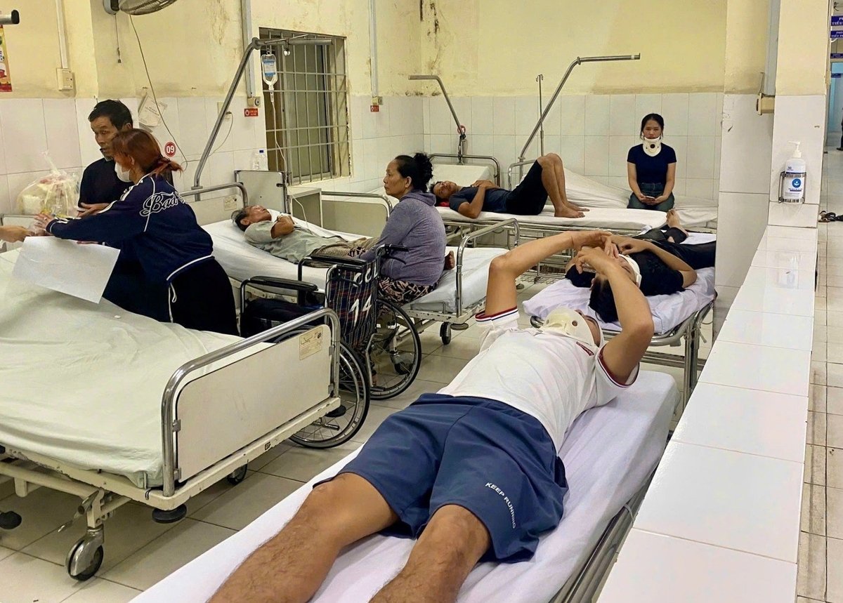 Vụ tai nạn giữa xe tải và xe khách tên cao tốc Vân Phong - Nha Trang làm 13 hành khách bị thương. Ảnh: Trung tâm Cấp cứu 115 Khánh Hòa. Vụ tai nạn giữa xe tải và xe khách tên cao tốc Vân Phong - Nha Trang làm 13 hành khách bị thương. Ảnh: Trung tâm Cấp cứu 115 Khánh Hòa.