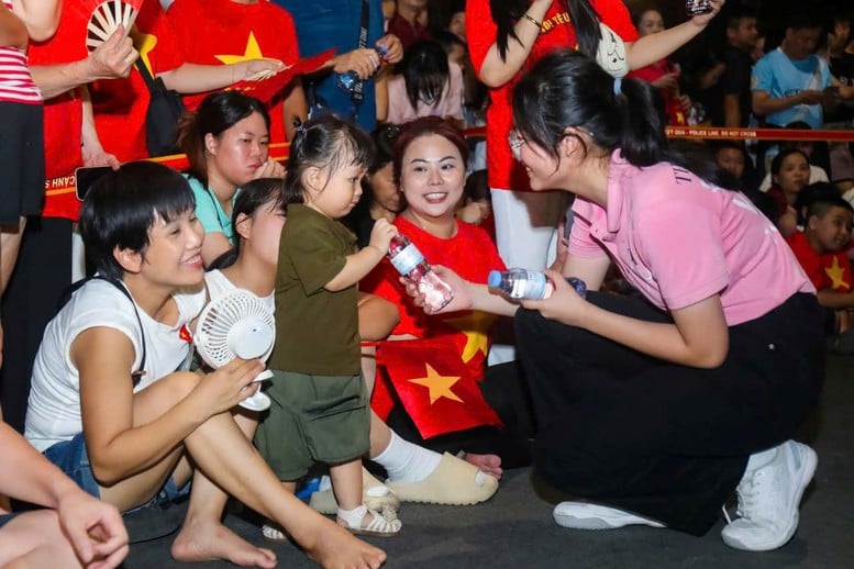 Những nụ cười rạng rỡ của người dân và các chiến sĩ khi được tiếp sức, đã góp phần tô điểm thêm cho bức tranh toàn cảnh về một kỳ Đại lễ thành công, trọn vẹn. Ảnh: TH. Những nụ cười rạng rỡ của người dân và các chiến sĩ khi được tiếp sức, đã góp phần tô điểm thêm cho bức tranh toàn cảnh về một kỳ Đại lễ thành công, trọn vẹn. Ảnh: TH.