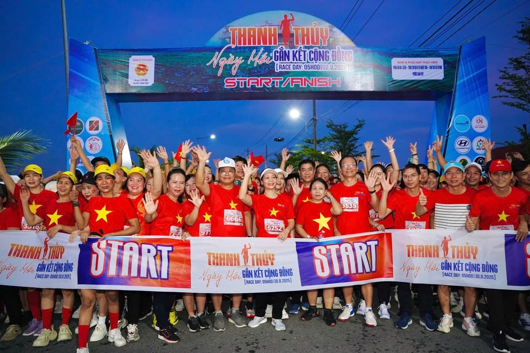 Cũng trong sáng 2/9, UBND phường Thanh Thủy (TP Huế) tổ chức giải chạy ‘Thanh Thủy ngày mới - gắn kết cộng đồng’ năm 2025, thu hút hơn 1.300 vận động viên ở nhiều lứa tuổi tham gia hai cự li 3,3km và 10km. Cũng trong sáng 2/9, UBND phường Thanh Thủy (TP Huế) tổ chức giải chạy ‘Thanh Thủy ngày mới - gắn kết cộng đồng’ năm 2025, thu hút hơn 1.300 vận động viên ở nhiều lứa tuổi tham gia hai cự li 3,3km và 10km.