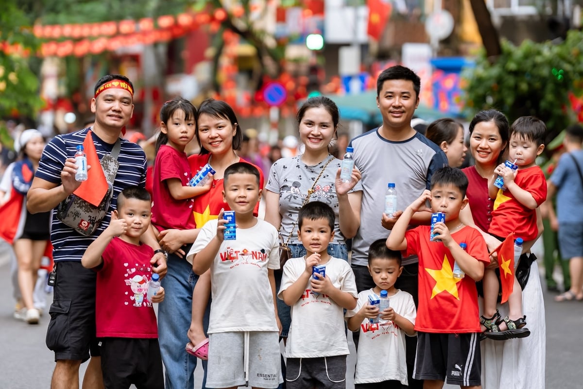 Mỗi góc phố như được khoác lên tấm áo mới, lấp lánh sắc màu của niềm tự hào, khiến bất cứ ai đặt chân đến cũng cảm nhận được nhịp đập hừng hực của một thành phố không ngủ, đang hòa cùng nhịp thở của toàn dân tộc trong ngày hội lớn của đất nước. Ảnh: Vi Nam. Mỗi góc phố như được khoác lên tấm áo mới, lấp lánh sắc màu của niềm tự hào, khiến bất cứ ai đặt chân đến cũng cảm nhận được nhịp đập hừng hực của một thành phố không ngủ, đang hòa cùng nhịp thở của toàn dân tộc trong ngày hội lớn của đất nước. Ảnh: Vi Nam.