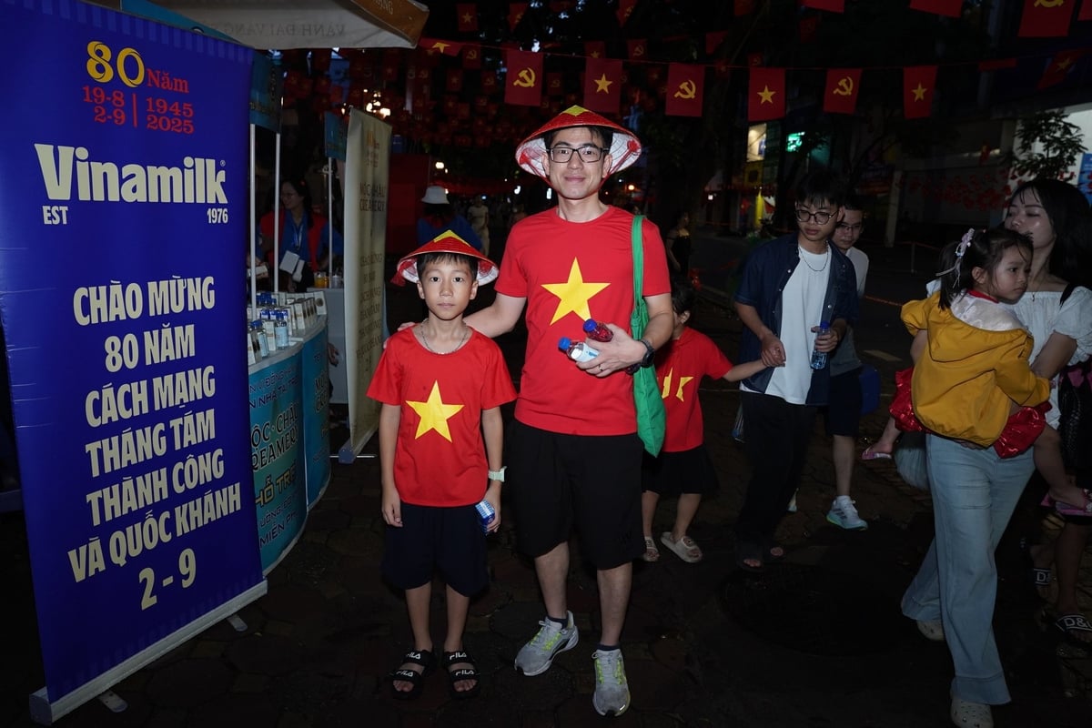 Từ tờ mờ sáng, 15 điểm tiếp ứng dinh dưỡng của Vinamilk dọc các tuyến đường trọng yếu đã tấp nập người dân ghé qua. Từ người lớn cho đến trẻ con, ai cũng háo hức đón chờ thời khắc thiêng liêng - Lễ diễu binh diễu hành kỷ niệm 80 năm Quốc khánh 2/9. Ảnh: Vi Nam. Từ tờ mờ sáng, 15 điểm tiếp ứng dinh dưỡng của Vinamilk dọc các tuyến đường trọng yếu đã tấp nập người dân ghé qua. Từ người lớn cho đến trẻ con, ai cũng háo hức đón chờ thời khắc thiêng liêng - Lễ diễu binh diễu hành kỷ niệm 80 năm Quốc khánh 2/9. Ảnh: Vi Nam.