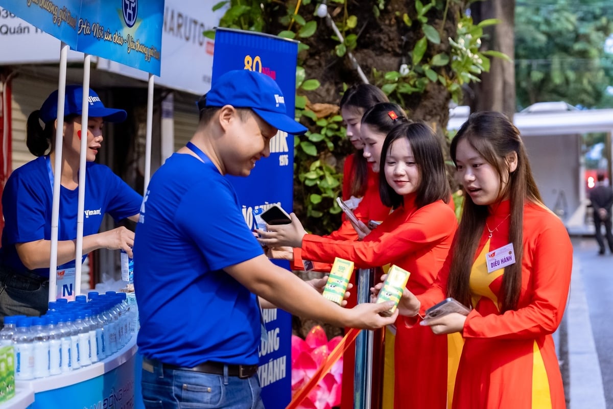 Khi trời vừa hửng sáng, các cô gái xinh đẹp tham gia diễu hành cũng đã có mặt tại một điểm tiếp ứng dinh dưỡng của Vinamilk để tiếp thêm năng lượng trước khi tiếp tục nhiệm vụ của mình. Ảnh: Vi Nam. Khi trời vừa hửng sáng, các cô gái xinh đẹp tham gia diễu hành cũng đã có mặt tại một điểm tiếp ứng dinh dưỡng của Vinamilk để tiếp thêm năng lượng trước khi tiếp tục nhiệm vụ của mình. Ảnh: Vi Nam.
