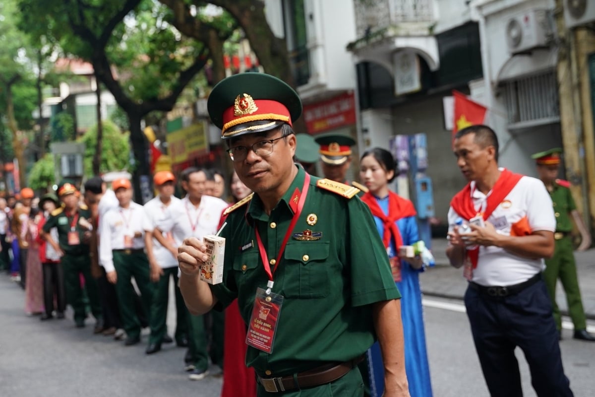 Ngày trước chiến đấu trên chiến trường, ngày nay các cựu chiến binh sải bước hạnh phúc trên tuyến đường diễu hành. Ảnh: Vi Nam. Ngày trước chiến đấu trên chiến trường, ngày nay các cựu chiến binh sải bước hạnh phúc trên tuyến đường diễu hành. Ảnh: Vi Nam.