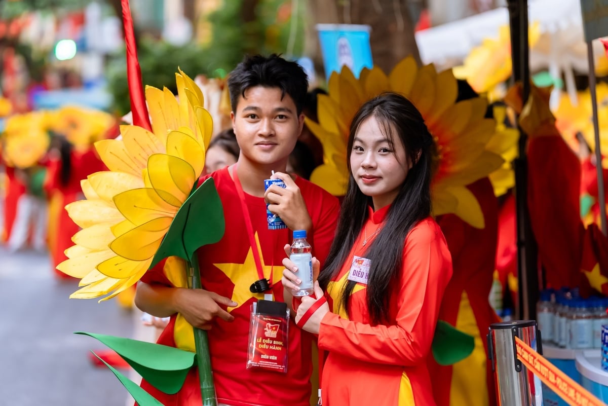 Các đại biểu của Khối Văn hóa – Thể thao tranh thủ tiếp ứng dinh dưỡng trong giờ giải lao. Nước mát, sữa ngon và giàu dinh dưỡng của Vinamilk giúp mọi người tràn đầy năng lượng suốt lễ diễu hành. Ảnh: Vi Nam. Các đại biểu của Khối Văn hóa – Thể thao tranh thủ tiếp ứng dinh dưỡng trong giờ giải lao. Nước mát, sữa ngon và giàu dinh dưỡng của Vinamilk giúp mọi người tràn đầy năng lượng suốt lễ diễu hành. Ảnh: Vi Nam.