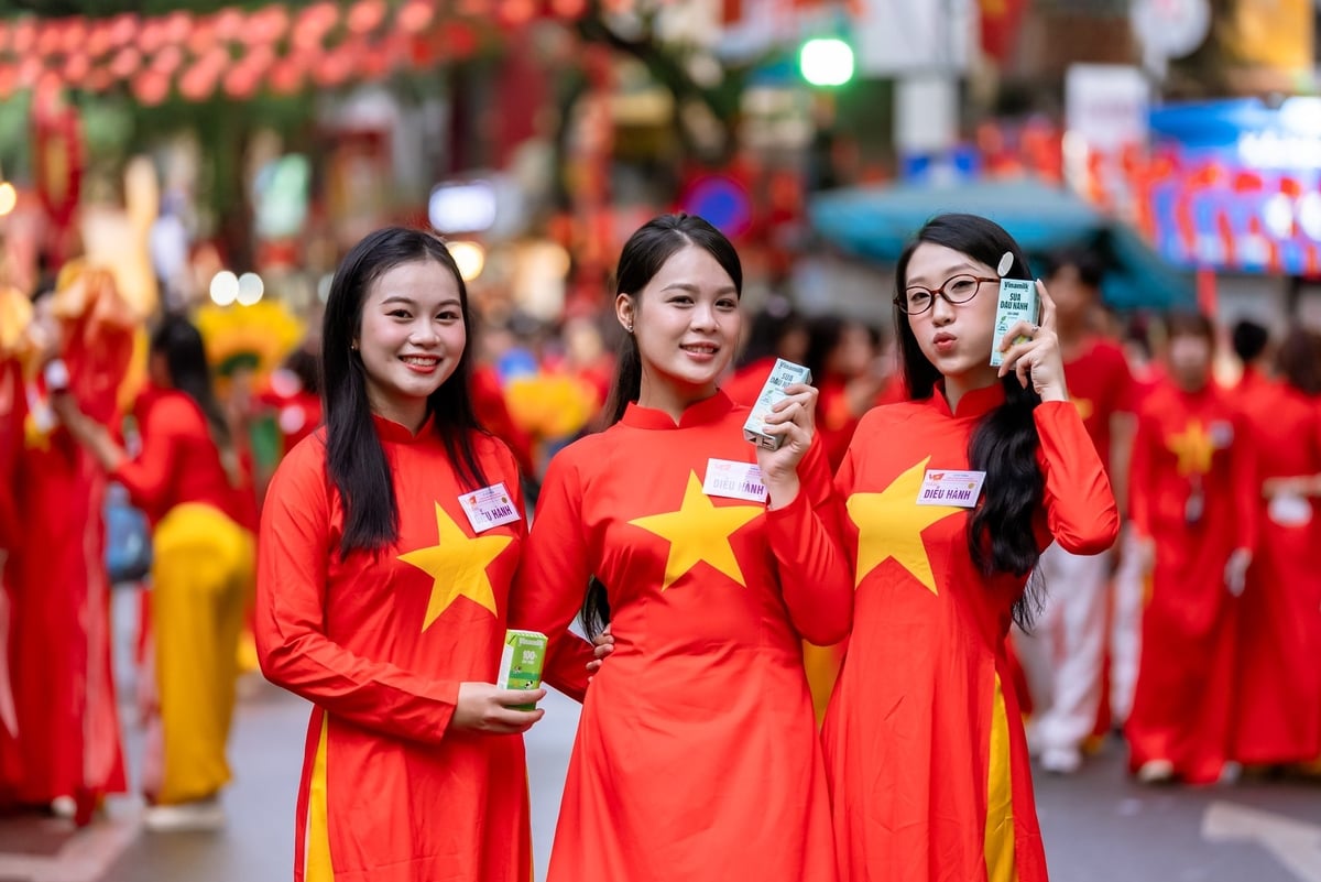 Các bạn trẻ chia sẻ rằng các bạn ấn tượng với mẫu mã bao bì của các sản phẩm dinh dưỡng Vinamilk. Các bạn cảm thấy rất vui và tự hào khi hôm nay được 'diễu hành' cùng thương hiệu sữa quốc dân trong ngày vui toàn dân. Ảnh: Vi Nam. Các bạn trẻ chia sẻ rằng các bạn ấn tượng với mẫu mã bao bì của các sản phẩm dinh dưỡng Vinamilk. Các bạn cảm thấy rất vui và tự hào khi hôm nay được 'diễu hành' cùng thương hiệu sữa quốc dân trong ngày vui toàn dân. Ảnh: Vi Nam.
