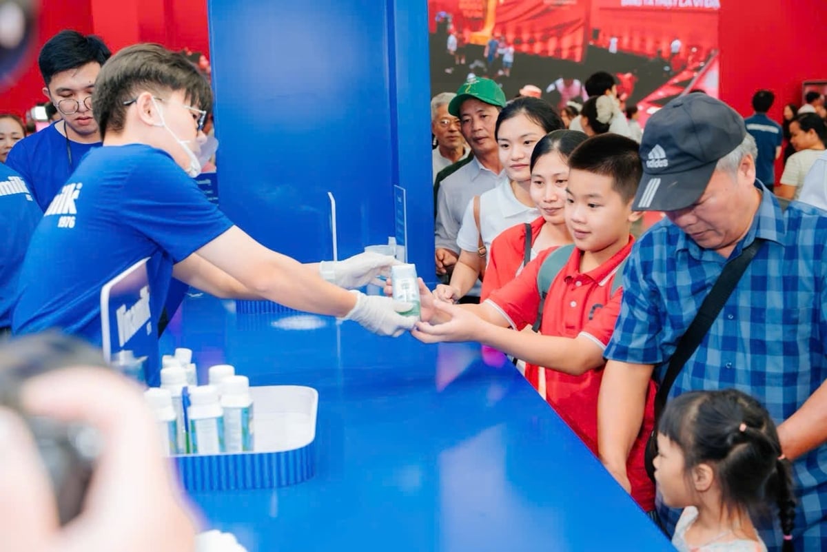 Nhiều em nhỏ thích mê khi được thưởng thức thêm các sản phẩm mới của hiệu sữa quen thuộc mà các em uống mỗi ngày. Ảnh: Vi Nam. Nhiều em nhỏ thích mê khi được thưởng thức thêm các sản phẩm mới của hiệu sữa quen thuộc mà các em uống mỗi ngày. Ảnh: Vi Nam.