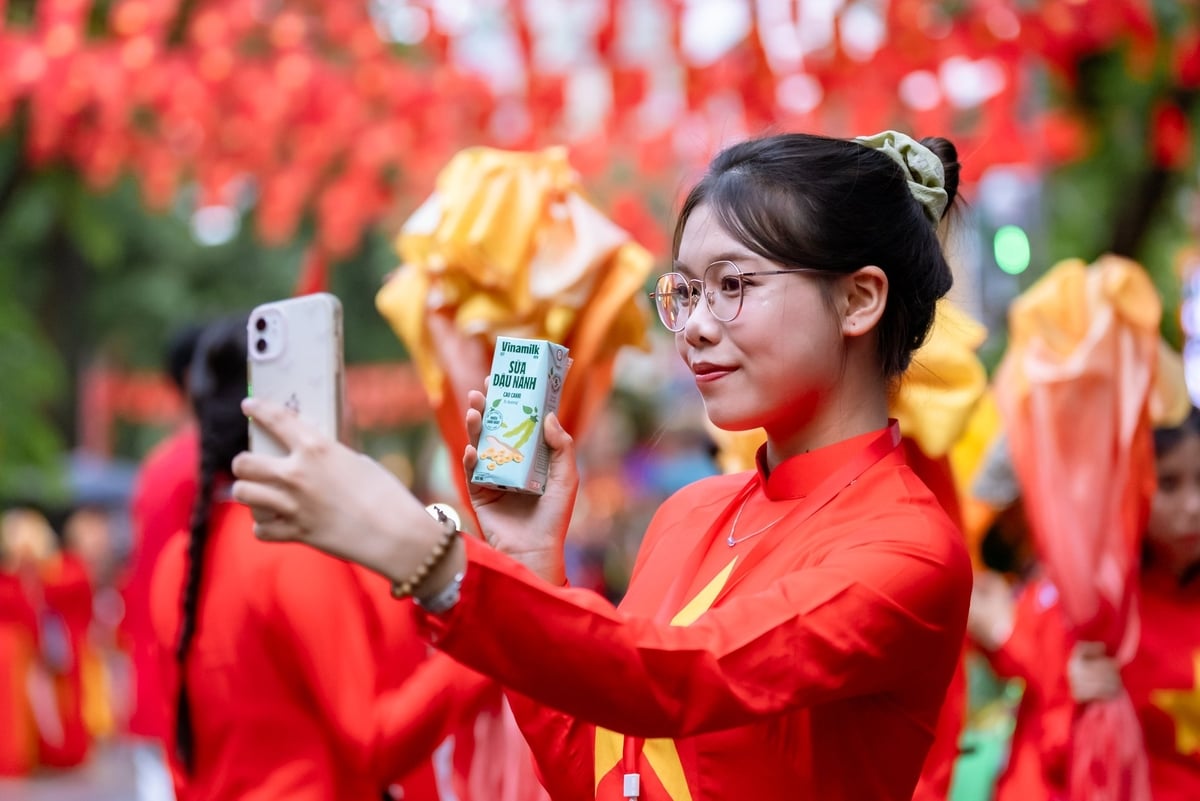 Các bạn trẻ tranh thủ selfie với các sản phẩm dinh dưỡng của Vinamilk. Ảnh: Vi Nam. Các bạn trẻ tranh thủ selfie với các sản phẩm dinh dưỡng của Vinamilk. Ảnh: Vi Nam.