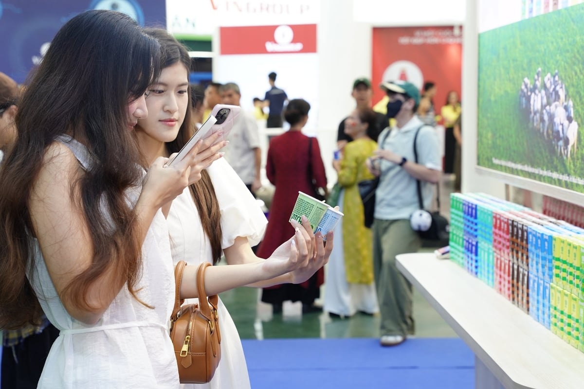 Các bạn trẻ đặc biệt yêu thích không gian trưng bày và trải nghiệm của Vinamilk. Ảnh: Tịnh Không. Các bạn trẻ đặc biệt yêu thích không gian trưng bày và trải nghiệm của Vinamilk. Ảnh: Tịnh Không.