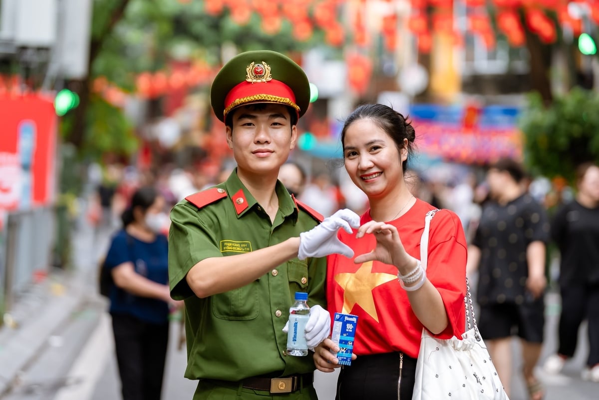 Tình bạn và tình yêu tổ quốc luôn đong đầy trong tim các bạn trẻ Việt Nam. Ảnh: Vi Nam. Tình bạn và tình yêu tổ quốc luôn đong đầy trong tim các bạn trẻ Việt Nam. Ảnh: Vi Nam.