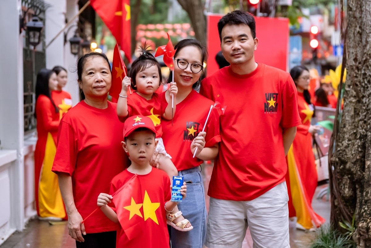 Nhiều đại gia đình đã đến với ngày hội lớn của non sông để con được chứng kiến, được cảm nhận và bắt đầu yêu tổ quốc từ những điều giản dị nhất. Ảnh: Vi Nam. Nhiều đại gia đình đã đến với ngày hội lớn của non sông để con được chứng kiến, được cảm nhận và bắt đầu yêu tổ quốc từ những điều giản dị nhất. Ảnh: Vi Nam.