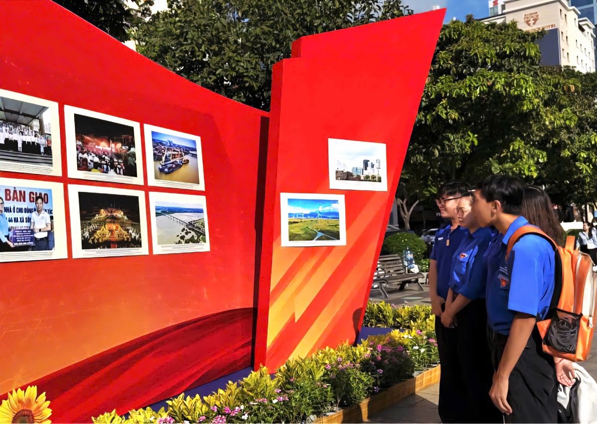 Hai triển lãm 'Thành phố Hồ Chí Minh vững tin hướng tới kỷ nguyên mới' và 'Sắc màu văn hóa – du lịch TP.HCM' cũng đang diễn ra trên đường Đồng Khởi. Ảnh: Minh Sáng. Hai triển lãm 'Thành phố Hồ Chí Minh vững tin hướng tới kỷ nguyên mới' và 'Sắc màu văn hóa – du lịch TP.HCM' cũng đang diễn ra trên đường Đồng Khởi. Ảnh: Minh Sáng.