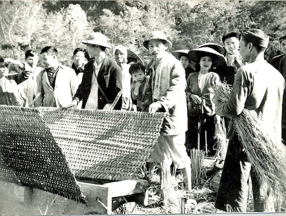 Bác Hồ thăm nông dân tỉnh Bắc Kạn (cũ) thu hoạch lúa mùa 1950. Bác Hồ thăm nông dân tỉnh Bắc Kạn (cũ) thu hoạch lúa mùa 1950.