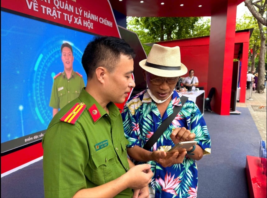 Cán bộ Công an hướng dẫn người dân sử dụng ứng dụng VNeID. Ảnh: Mai Hương. Cán bộ Công an hướng dẫn người dân sử dụng ứng dụng VNeID. Ảnh: Mai Hương.
