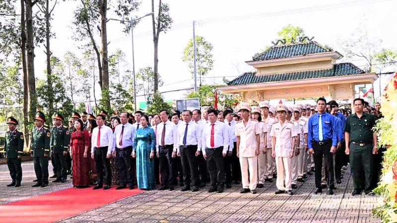 Lãnh đạo thành phố Cần Thơ viếng Đền thờ Bác Hồ ở xã Lương Tâm. Ảnh: Văn Vũ. Lãnh đạo thành phố Cần Thơ viếng Đền thờ Bác Hồ ở xã Lương Tâm. Ảnh: Văn Vũ.