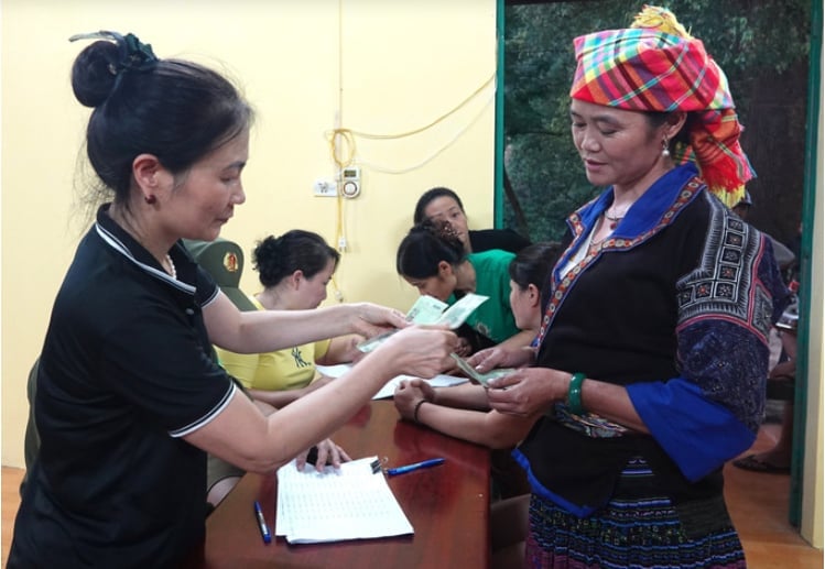 Chị Giàng Thị Sua (thôn 4, xã Mù Cang Chải, tỉnh Lào Cai) đại diện hộ gia đình nhận quà, xúc động trước sự quan tâm của Đảng, Nhà nước. Ảnh: Tuấn Anh. Chị Giàng Thị Sua (thôn 4, xã Mù Cang Chải, tỉnh Lào Cai) đại diện hộ gia đình nhận quà, xúc động trước sự quan tâm của Đảng, Nhà nước. Ảnh: Tuấn Anh.