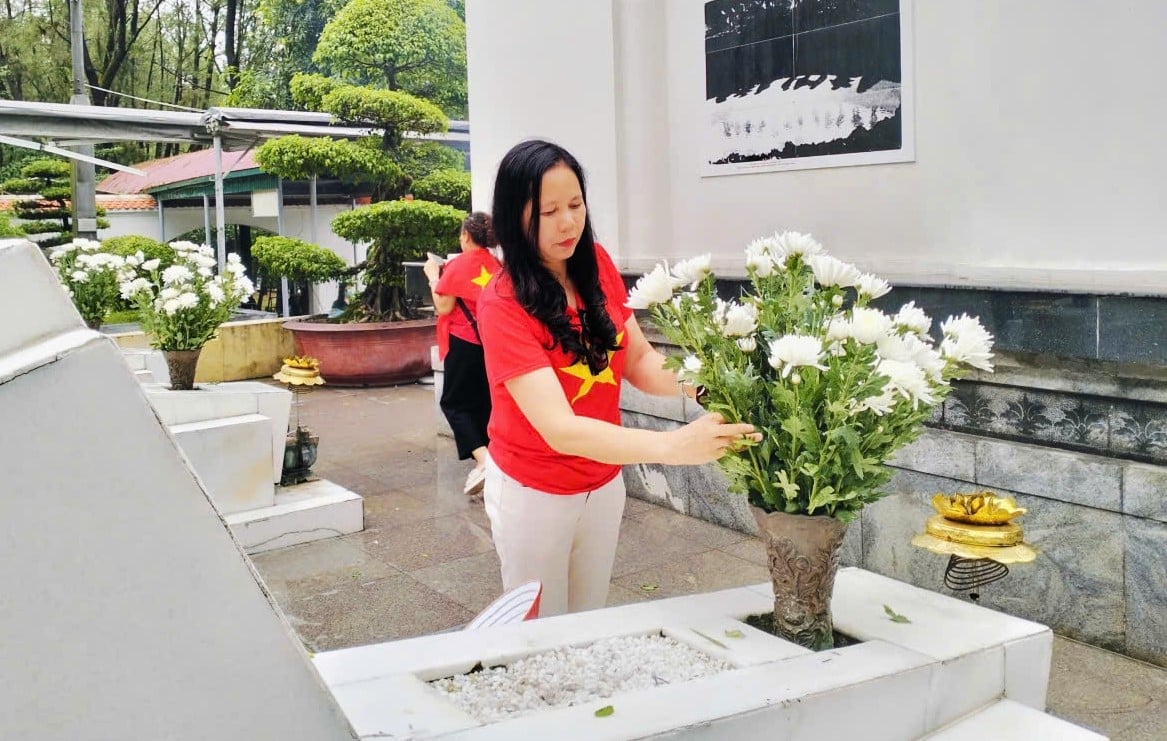 Chị Lê Thị Hiền (Hà Nội) chia sẻ, đã ấp ủ nhiều lần, dịp này chị và gia đình mới đến Ngã ba Đồng Lộc dâng hương được. Đến đây tìm hiểu, chị và gia đình tận thấy được những gian khổ, hy sinh của thế hệ trước. Chính sự quả cảm, hy sinh lớn lao của các anh hùng, liệt sỹ đã góp phần làm nên hòa bình hôm nay và tạo động lực cho thế hệ chúng ta biết trân quý độc lập, tự do, cố gắng dựng xây đất nước phồn vinh. Chị Lê Thị Hiền (Hà Nội) chia sẻ, đã ấp ủ nhiều lần, dịp này chị và gia đình mới đến Ngã ba Đồng Lộc dâng hương được. Đến đây tìm hiểu, chị và gia đình tận thấy được những gian khổ, hy sinh của thế hệ trước. Chính sự quả cảm, hy sinh lớn lao của các anh hùng, liệt sỹ đã góp phần làm nên hòa bình hôm nay và tạo động lực cho thế hệ chúng ta biết trân quý độc lập, tự do, cố gắng dựng xây đất nước phồn vinh.
