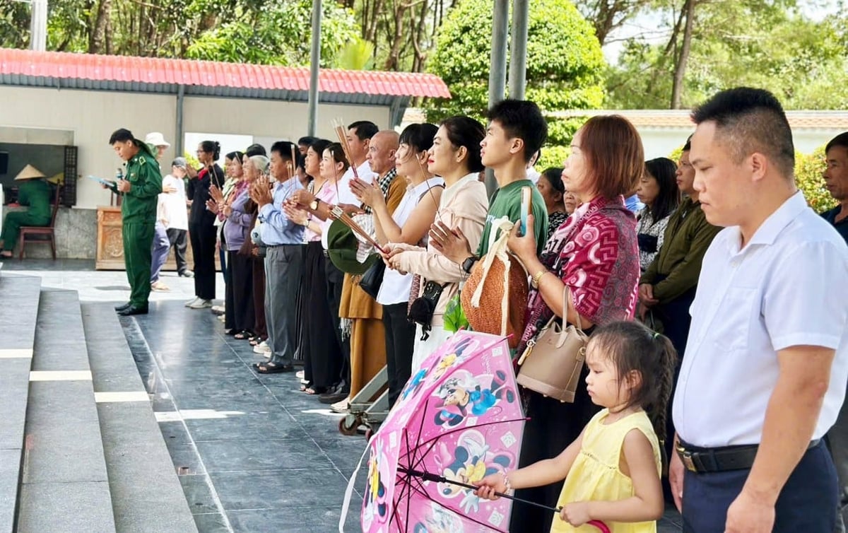 'Để phục vụ tốt du khách, Ban quản lý đã bố trí 100% viên chức, người lao động làm việc xuyên lễ để vừa tham gia khắc phục hậu quả mưa bão, vệ sinh môi trường, chỉnh trang cảnh quan, vừa tổ chức đón tiếp, hướng dẫn, phục vụ du khách dâng hương, tưởng niệm và tìm hiểu các câu chuyện lịch sử, tư liệu, hiện vật tại khu di tích', ông Vũ nói. 'Để phục vụ tốt du khách, Ban quản lý đã bố trí 100% viên chức, người lao động làm việc xuyên lễ để vừa tham gia khắc phục hậu quả mưa bão, vệ sinh môi trường, chỉnh trang cảnh quan, vừa tổ chức đón tiếp, hướng dẫn, phục vụ du khách dâng hương, tưởng niệm và tìm hiểu các câu chuyện lịch sử, tư liệu, hiện vật tại khu di tích', ông Vũ nói.