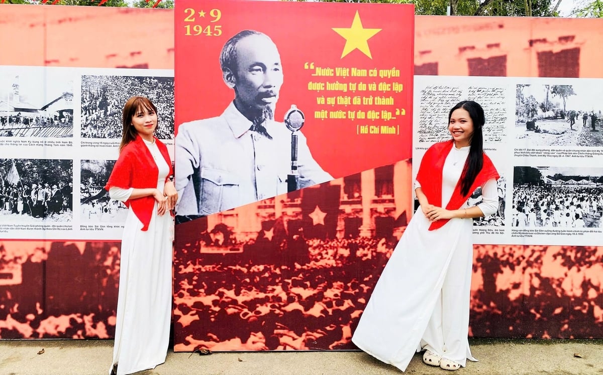 Mỗi du khách đến với Ngã ba Đồng Lộc đều mang theo niềm tự hào, sự biết ơn các anh hùng, liệt sỹ đã hi sinh để bảo vệ Độc lập - Tự do cho dân tộc. Mỗi du khách đến với Ngã ba Đồng Lộc đều mang theo niềm tự hào, sự biết ơn các anh hùng, liệt sỹ đã hi sinh để bảo vệ Độc lập - Tự do cho dân tộc.