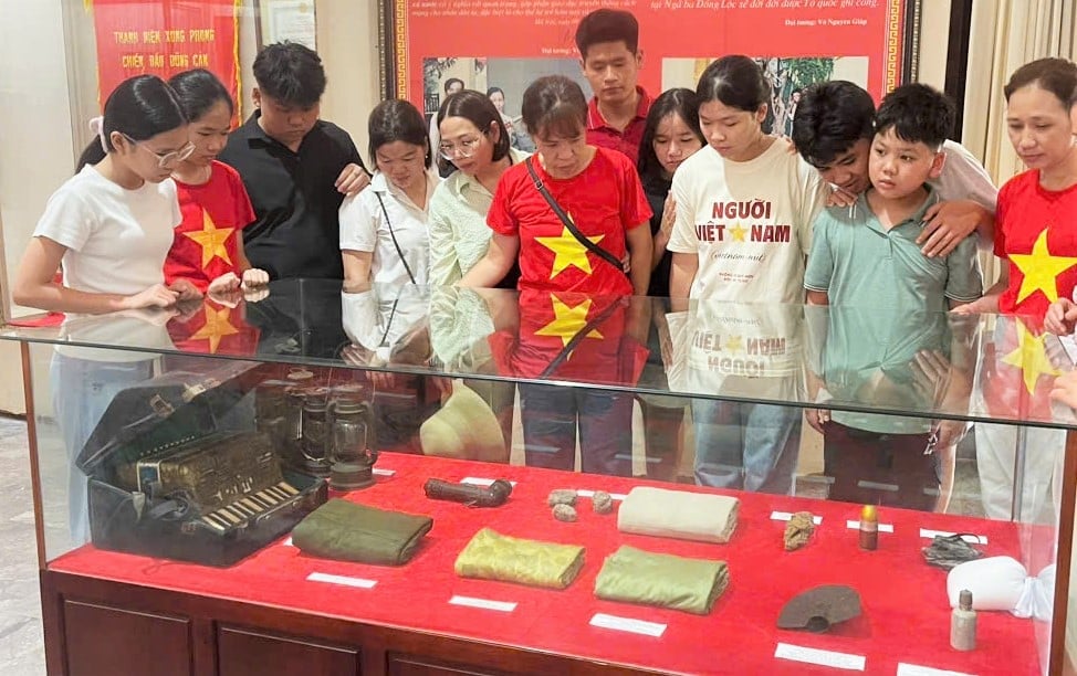 Địa danh lịch sử này còn là nơi lưu giữ những kỷ vật chiến tranh nhằm tiếp lửa gìn giữ hòa bình cho thế hệ mai sau. Địa danh lịch sử này còn là nơi lưu giữ những kỷ vật chiến tranh nhằm tiếp lửa gìn giữ hòa bình cho thế hệ mai sau.