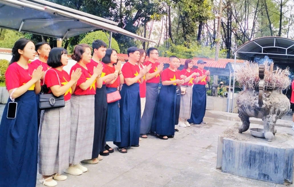 Trưa 2/9, ông Đặng Quốc Vũ, Giám đốc Ban Quản lý Khu di tích Ngã ba Đồng Lộc và Khu tưởng niệm Lý Tự Trọng, xã Đồng Lộc, tỉnh Hà Tĩnh chia sẻ, dịp lễ 2/9 diễn ra trong thời điểm cơn bão số 5 và số 6 vừa đi qua, mặc dù thời tiết không mấy thuận lợi, một bộ phận lớn người dân di chuyển ra Bắc xem diễu binh, diễu hành nhưng số lượng du khách đến Ngã ba Đồng Lộc dâng hương, tri ân các anh hùng liệt sỹ tăng lên khá lớn, với gần 7.000 lượt du khách. Trưa 2/9, ông Đặng Quốc Vũ, Giám đốc Ban Quản lý Khu di tích Ngã ba Đồng Lộc và Khu tưởng niệm Lý Tự Trọng, xã Đồng Lộc, tỉnh Hà Tĩnh chia sẻ, dịp lễ 2/9 diễn ra trong thời điểm cơn bão số 5 và số 6 vừa đi qua, mặc dù thời tiết không mấy thuận lợi, một bộ phận lớn người dân di chuyển ra Bắc xem diễu binh, diễu hành nhưng số lượng du khách đến Ngã ba Đồng Lộc dâng hương, tri ân các anh hùng liệt sỹ tăng lên khá lớn, với gần 7.000 lượt du khách.