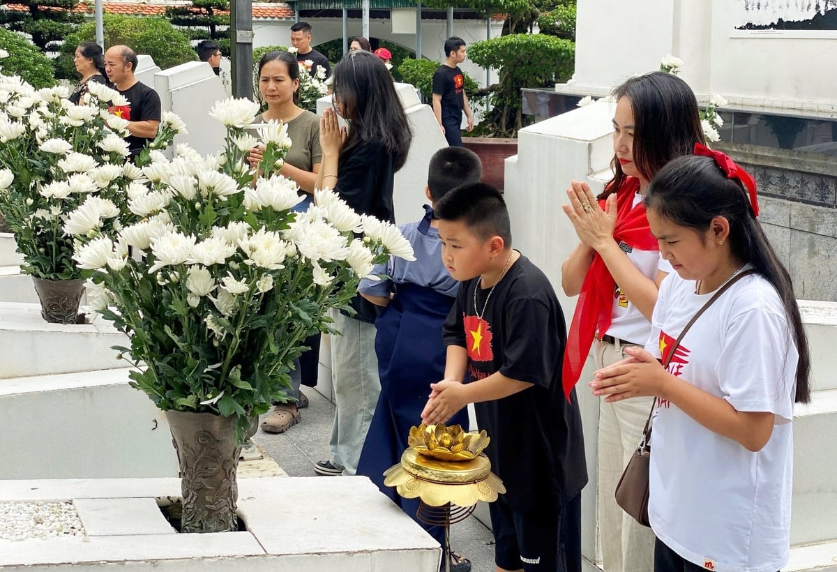 Ghi nhận vào trưa 2/9, từng đoàn khách già có, trẻ có thành kính dâng hương, dâng hoa tỏ lòng thành kính, tri ân những người đã không tiếc máu xương, tuổi trẻ cho Tổ quốc. Ghi nhận vào trưa 2/9, từng đoàn khách già có, trẻ có thành kính dâng hương, dâng hoa tỏ lòng thành kính, tri ân những người đã không tiếc máu xương, tuổi trẻ cho Tổ quốc.