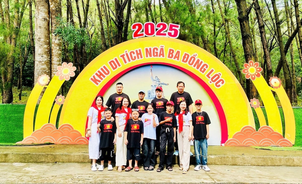 Ban Quản lý Khu di tích Ngã ba Đồng Lộc trang hoàng cờ hoa rực rỡ, bố trí nhiều điểm check in để du khách đến đây vừa dâng hương, tìm hiểu lịch sử, vừa lưu lại những khoảnh khắc đáng quý cùng gia đình, người thân. Ban Quản lý Khu di tích Ngã ba Đồng Lộc trang hoàng cờ hoa rực rỡ, bố trí nhiều điểm check in để du khách đến đây vừa dâng hương, tìm hiểu lịch sử, vừa lưu lại những khoảnh khắc đáng quý cùng gia đình, người thân.