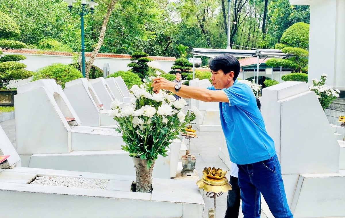 Dâng hương, dâng hoa tại khu mộ 10 nữ liệt sỹ Thanh niên xung phong. Dâng hương, dâng hoa tại khu mộ 10 nữ liệt sỹ Thanh niên xung phong.
