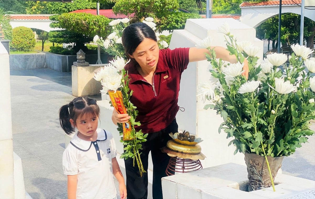 Ngã ba Đồng Lộc là 'địa chỉ đỏ' giáo dục truyền thống yêu nước cho thế hệ trẻ. Ngã ba Đồng Lộc là 'địa chỉ đỏ' giáo dục truyền thống yêu nước cho thế hệ trẻ.