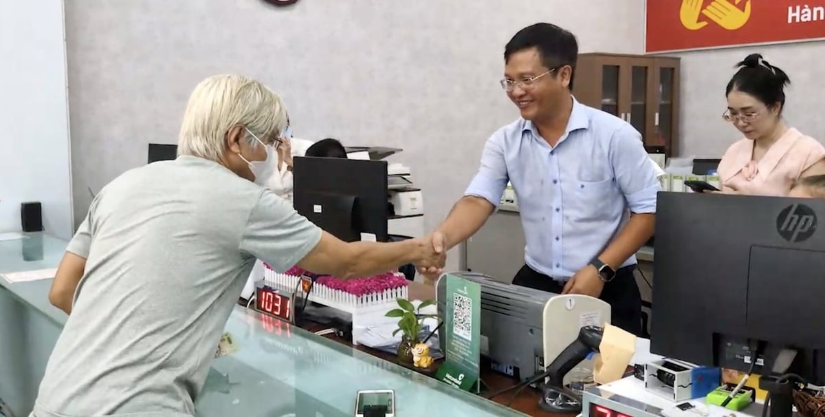 Người dân vui mừng nhận quà Tết Độc lập tại trụ sở UBND phường. Ảnh: Nguyễn Tiến. Người dân vui mừng nhận quà Tết Độc lập tại trụ sở UBND phường. Ảnh: Nguyễn Tiến.