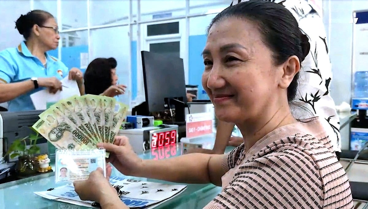 Nhiều người không chỉ vui mừng, mà còn xúc động khoe quà Tết Độc lập. Ảnh: Nguyễn Tiến. Nhiều người không chỉ vui mừng, mà còn xúc động khoe quà Tết Độc lập. Ảnh: Nguyễn Tiến.