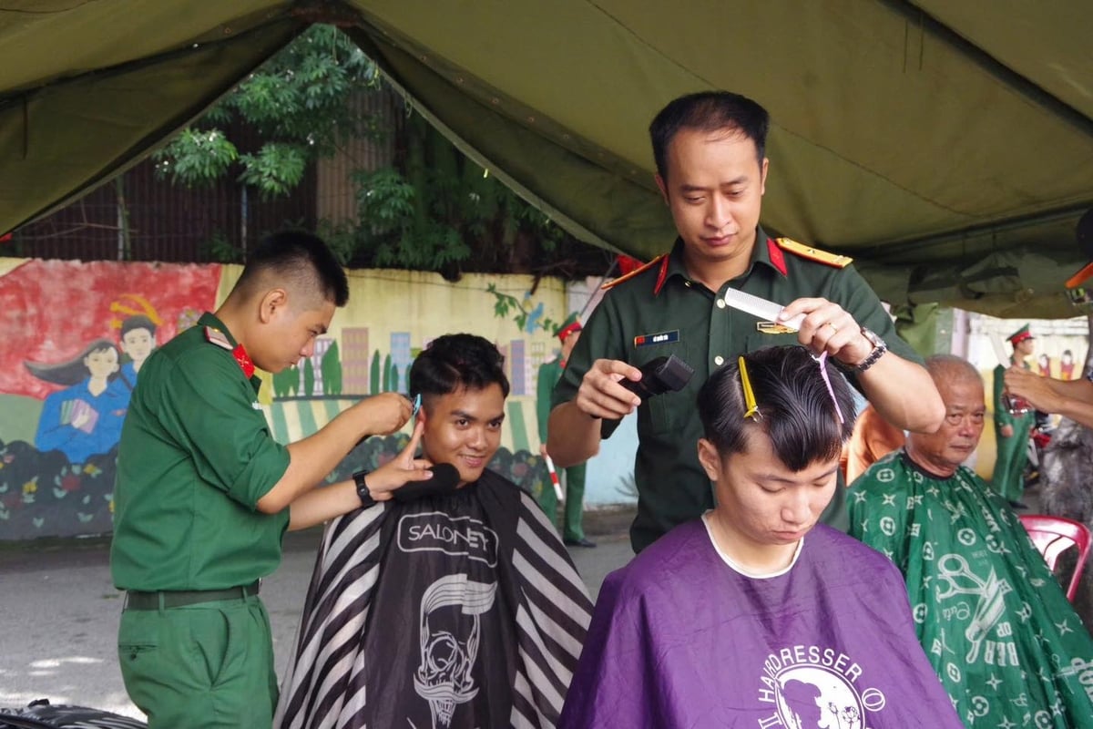 Cắt tóc miễn phí cho người dân tại gian hàng 0 đồng. Ảnh: Bộ Tư lệnh TP.HCM. Cắt tóc miễn phí cho người dân tại gian hàng 0 đồng. Ảnh: Bộ Tư lệnh TP.HCM.
